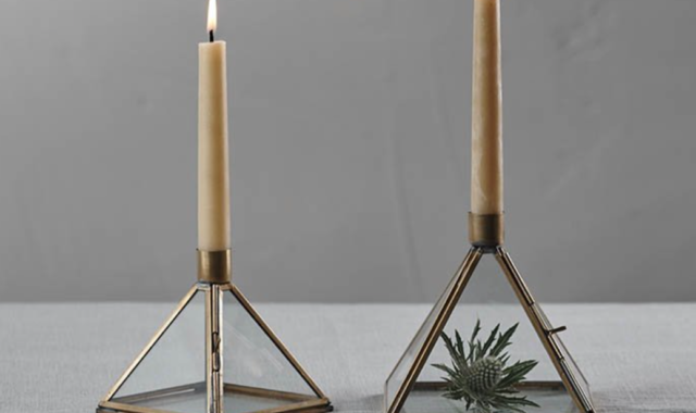 Bequai display brass and glass opening pyramid candlestick